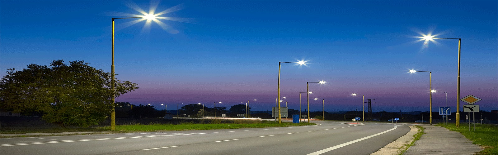 پایه چراغ خیابانی به صورت پایه روشنایی 6 متری، 9 و 12 متری تولید می شود قیمت پایه های روشنایی بر اساس نوع پوشش آن (پایه گالوانیزه، پایه آلمینیومی) متغیراست